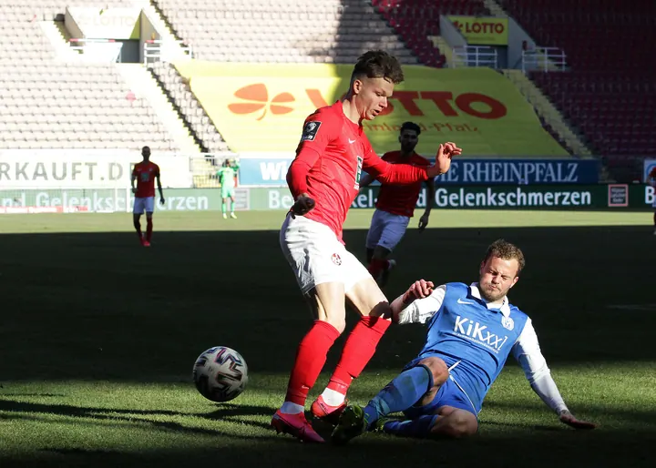 1. FC Kaiserslautern gegen SV Meppen - Ausgerechnet im Fritz Walter Stadion macht der Ex-Lauterer Christoph Hemlein, samt Tor, ein Bombenspiel gegen Roten Teufel. Unser Foto zeigt ihn im Duell mit Philipp Hercher.