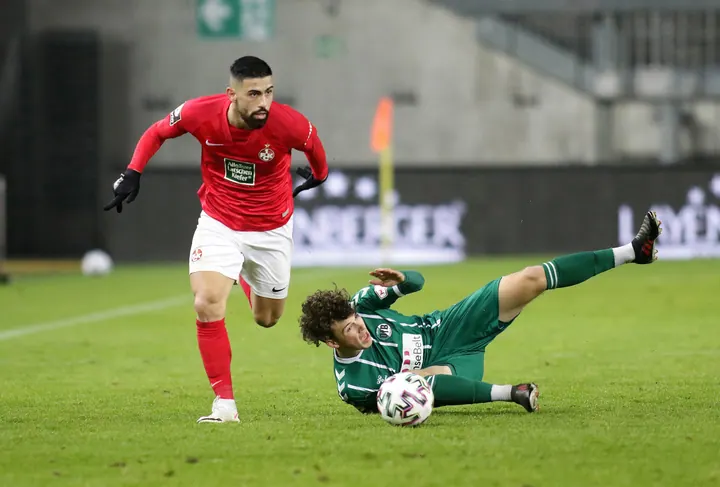 1. FC Kaiserslautern gegen VFB Lübeck - Hikmet Ciftci (links) entkommt Patrick Hobsch.