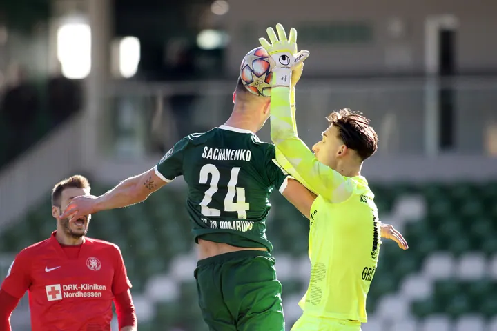 FC Homburg 08 vs KSV Hessen Kassel - Ivan Sachanenko köpft zu schwach gegen Nicolas Gröteke