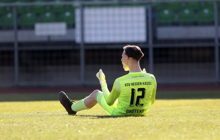 FC Homburg 08 vs KSV Hessen Kassel - Nicolas Gröteke bejubelt den 1:2 Auswärtssieg der Kasseler