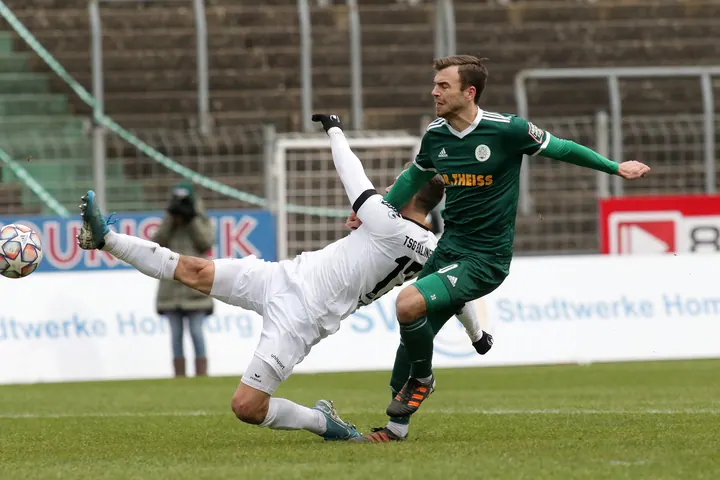FC Homburg 08 vs TSG Balingen - Stefano Maier gegen Maurice Springfield