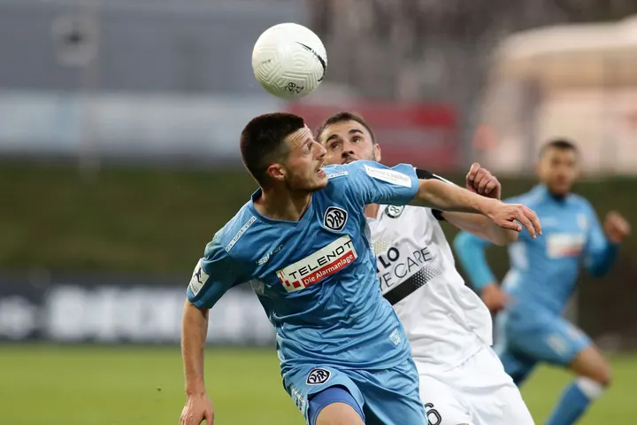 SV Elversberg gegen VFR Aalen - Dijon Ramaj (links) gegen Kevin Conrad