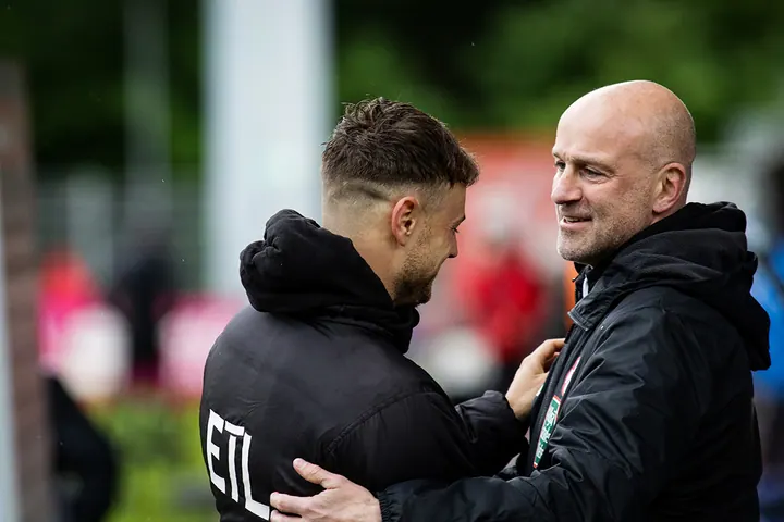 Viktoria Köln gegen 1. FC Kaiserslautern - Nach dem Spiel gab es für Timmy Thiele (links) nicht nur herzliche Umarmungen von Marco Antwerpen.