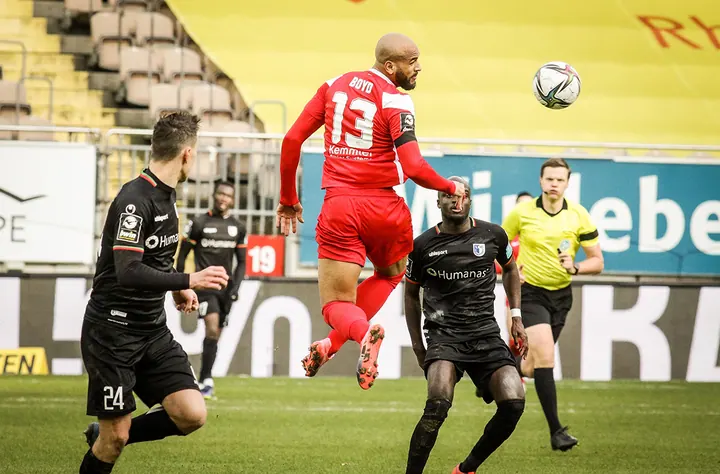 1. FC Kaiserslautern gegen 1. FC Magdeburg - Terrence Boyd (Mitte) gegen Alexander Bittroff (links) und Amara Condé.
