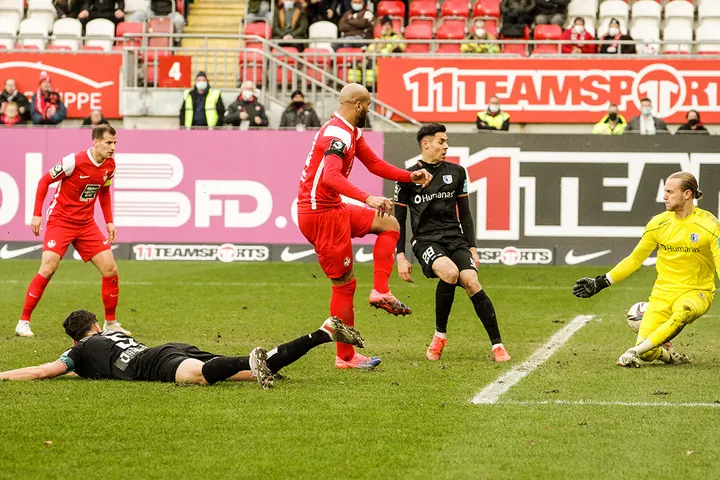1. FC Kaiserslautern gegen 1. FC Magdeburg - Terrence Boyd (Mitte) verpasst das Tor der Magdeburger, weil Dominik Reimann parieren kann. Hendrick Zuck (links) steht aber bereit und erzielt gleich das 2:2.