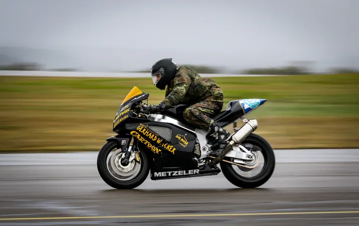 Historisches Flugplatzrennen - Andrew Debie - Honda VTR 1000